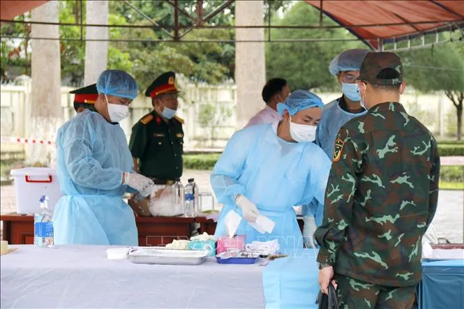 Đơn vị nghiệp vụ triển khai lấy mẫu hài cốt liệt sĩ đối với mộ chưa xác định được thông tin tại nghĩa trang liệt sĩ xã Đức Linh (Lâm Đồng). Ảnh: Nguyễn Thanh/TTXVN