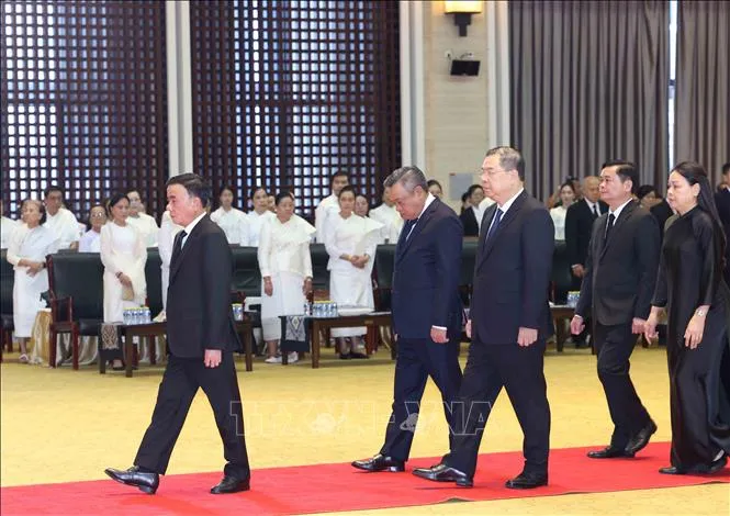 Thường trực Ban Bí thư Trần Cẩm Tú dẫn đầu Đoàn lãnh đạo cấp cao Đảng, Nhà nước Việt Nam viếng đồng chí Xaysomphone Phomvihane - Ủy viên Bộ Chính trị, Chủ tịch Quốc hội Lào (Ảnh: Phương Hoa/TTXVN)