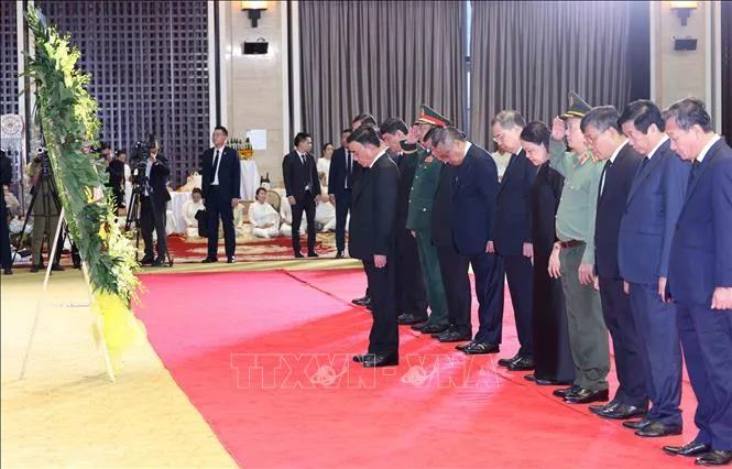 Thường trực Ban Bí thư Trần Cẩm Tú dẫn đầu Đoàn lãnh đạo cấp cao Đảng, Nhà nước Việt Nam viếng đồng chí Xaysomphone Phomvihane - Ủy viên Bộ Chính trị, Chủ tịch Quốc hội Lào (Ảnh: Phương Hoa/TTXVN)