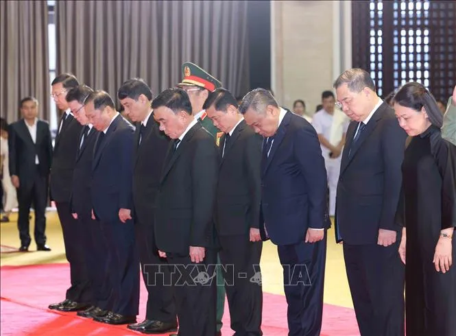 Thường trực Ban Bí thư Trần Cẩm Tú dẫn đầu Đoàn lãnh đạo cấp cao Đảng, Nhà nước Việt Nam viếng đồng chí Xaysomphone Phomvihane - Ủy viên Bộ Chính trị, Chủ tịch Quốc hội Lào (Ảnh: Phương Hoa/TTXVN)
