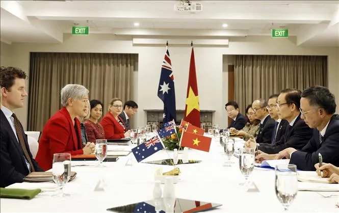 Bộ trưởng Ngoại giao Lê Hoài Trung và Bộ trưởng Ngoại giao Australia Penny Wong đồng chủ trì Hội nghị Bộ trưởng Ngoại giao Việt Nam - Australia lần thứ 8 (Ảnh: Thống Nhất/TTXVN)