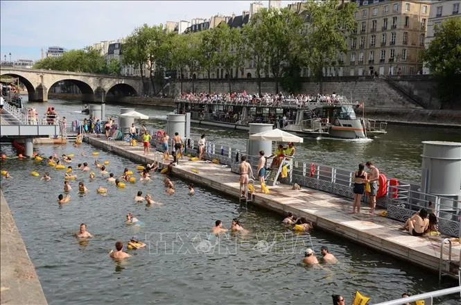 Người dân vui chơi và nghỉ ngơi tại khu vực tắm Bras-Marie trên sông Seine ở Paris (Pháp). Ảnh: Hữu Chiến/PV TTXVN tại Pháp Người dân vui chơi và nghỉ ngơi tại khu vực tắm Bras-Marie trên sông Seine ở Paris (Pháp). Ảnh: Hữu Chiến/PV TTXVN tại Pháp
