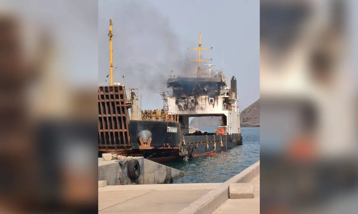 Houthi tấn công tàu hàng ở Eo biển Bab El-Mandeb, 4 thuyền viên thiệt mạng - Ảnh 1.