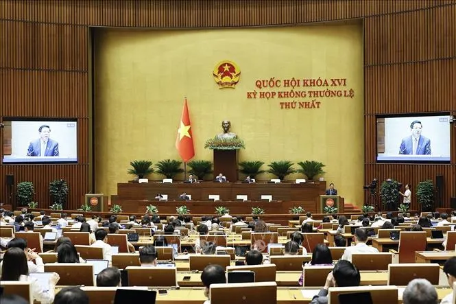 Bộ trưởng Bộ Xây dựng Trần Hồng Minh phát biểu giải trình, làm rõ một số vấn đề đại biểu Quốc hội nêu, sáng 12/8/2026. Ảnh: Doãn Tấn/TTXVN