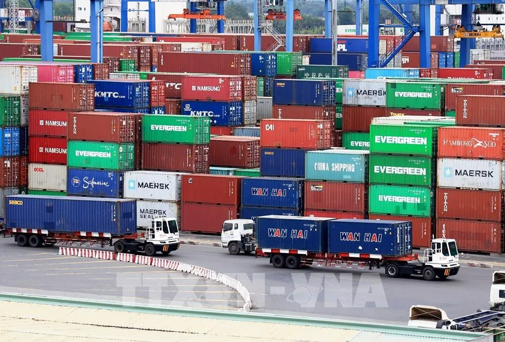 Xe chở container hàng hóa hoạt động tại Tân Cảng Cát Lái, thành phố Thủ Đức, Thành phố Hồ Chí Minh. Ảnh minh họa: TTXVN