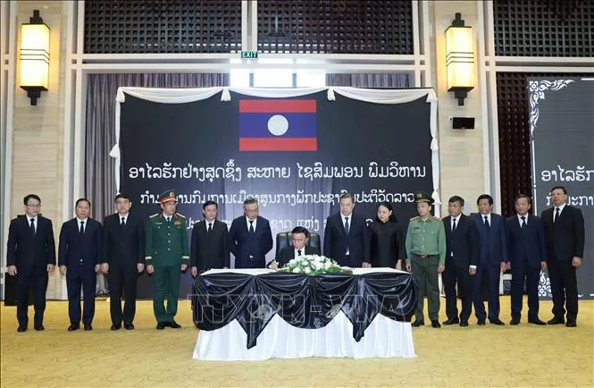 Thường trực Ban Bí thư Trần Cẩm Tú ghi sổ tang (Ảnh: Phương Hoa/TTXVN)