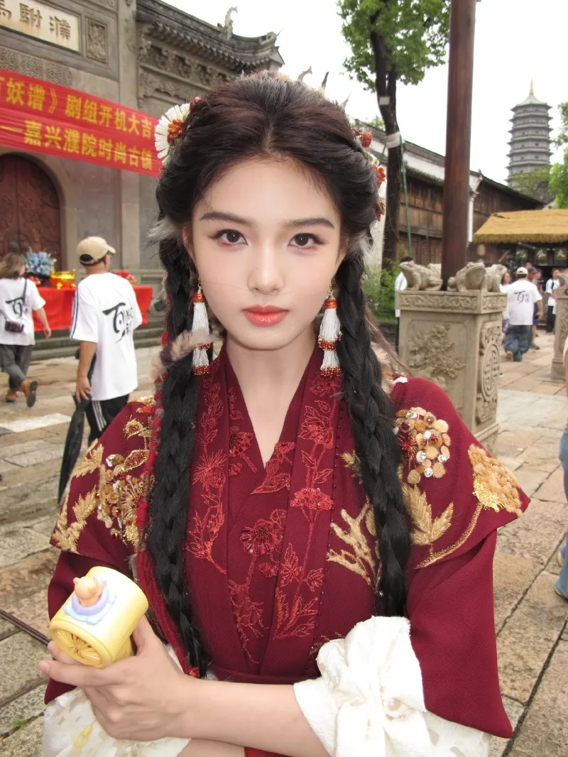 voh-bach-yeu-pho-chot-dang-vi-ngai-me-dong-chinh-quach-kinh-minh-gay-tranh-cai-10