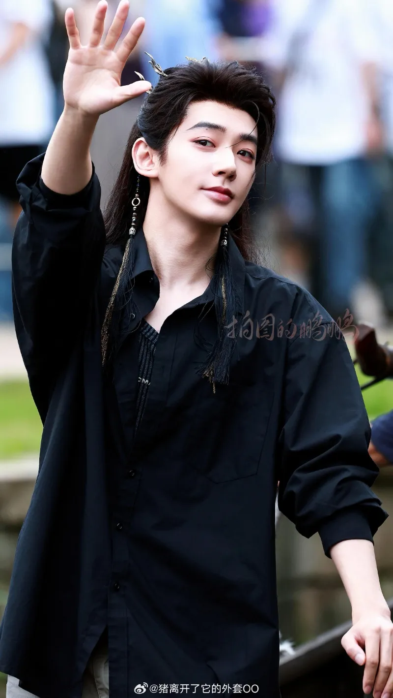 voh-bach-yeu-pho-chot-dang-vi-ngai-me-dong-chinh-quach-kinh-minh-gay-tranh-cai-4