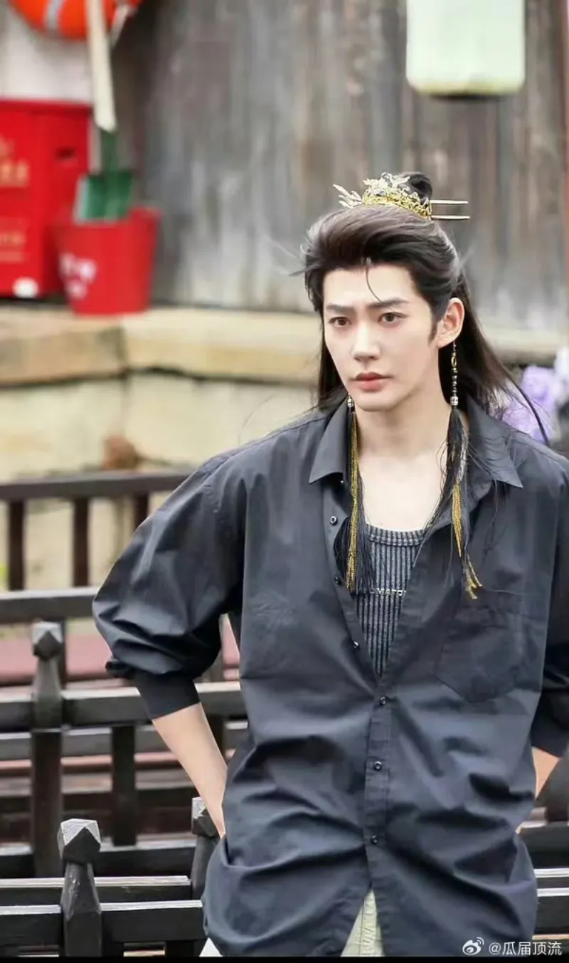 voh-bach-yeu-pho-chot-dang-vi-ngai-me-dong-chinh-quach-kinh-minh-gay-tranh-cai-5