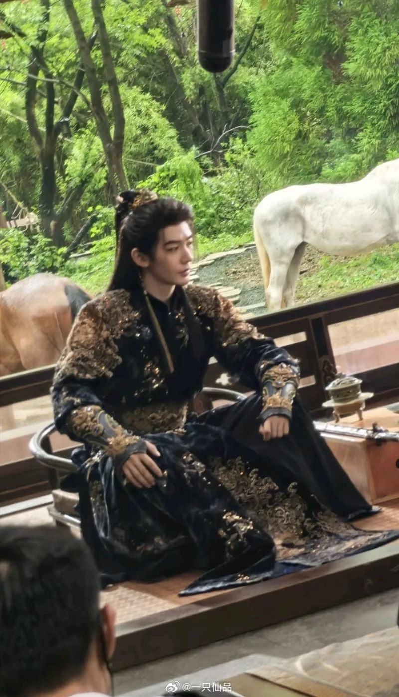 voh-bach-yeu-pho-chot-dang-vi-ngai-me-dong-chinh-quach-kinh-minh-gay-tranh-cai-6