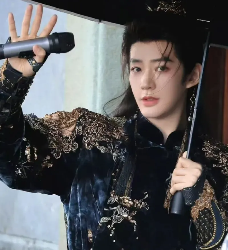 voh-bach-yeu-pho-chot-dang-vi-ngai-me-dong-chinh-quach-kinh-minh-gay-tranh-cai-7