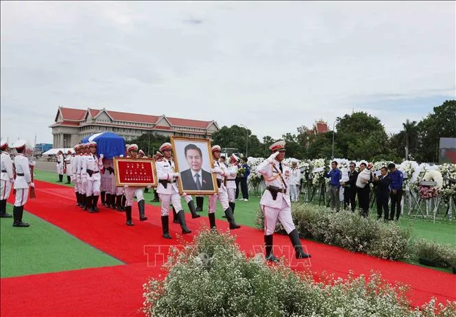 Linh cữu đồng chí Xaysomphone Phomvihane, Ủy viên Bộ Chính trị, Chủ tịch Quốc hội Lào được di chuyển tới nơi tiến hành Lễ truy điệu. Ảnh: Phương Hoa/TTXVN.