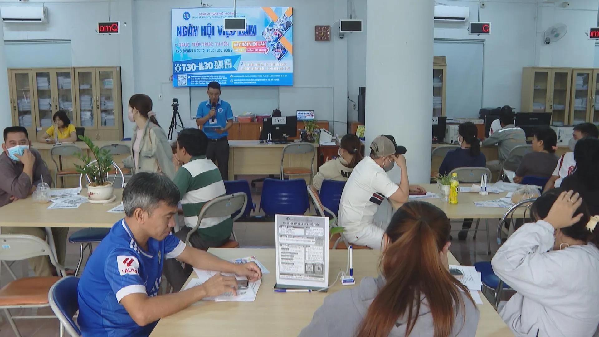 Nhiều lao động đến chủ yếu để làm thủ tục hưởng bảo hiểm thất nghiệp, khiến số ứng viên kết nối thành công với doanh nghiệp còn hạn chế