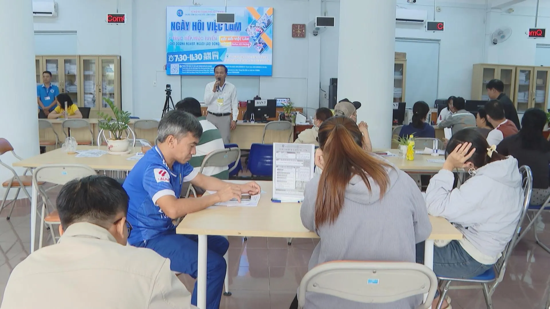 Tăng tuyển dụng, doanh nghiệp vẫn khó tìm lao động - Ảnh 1.
