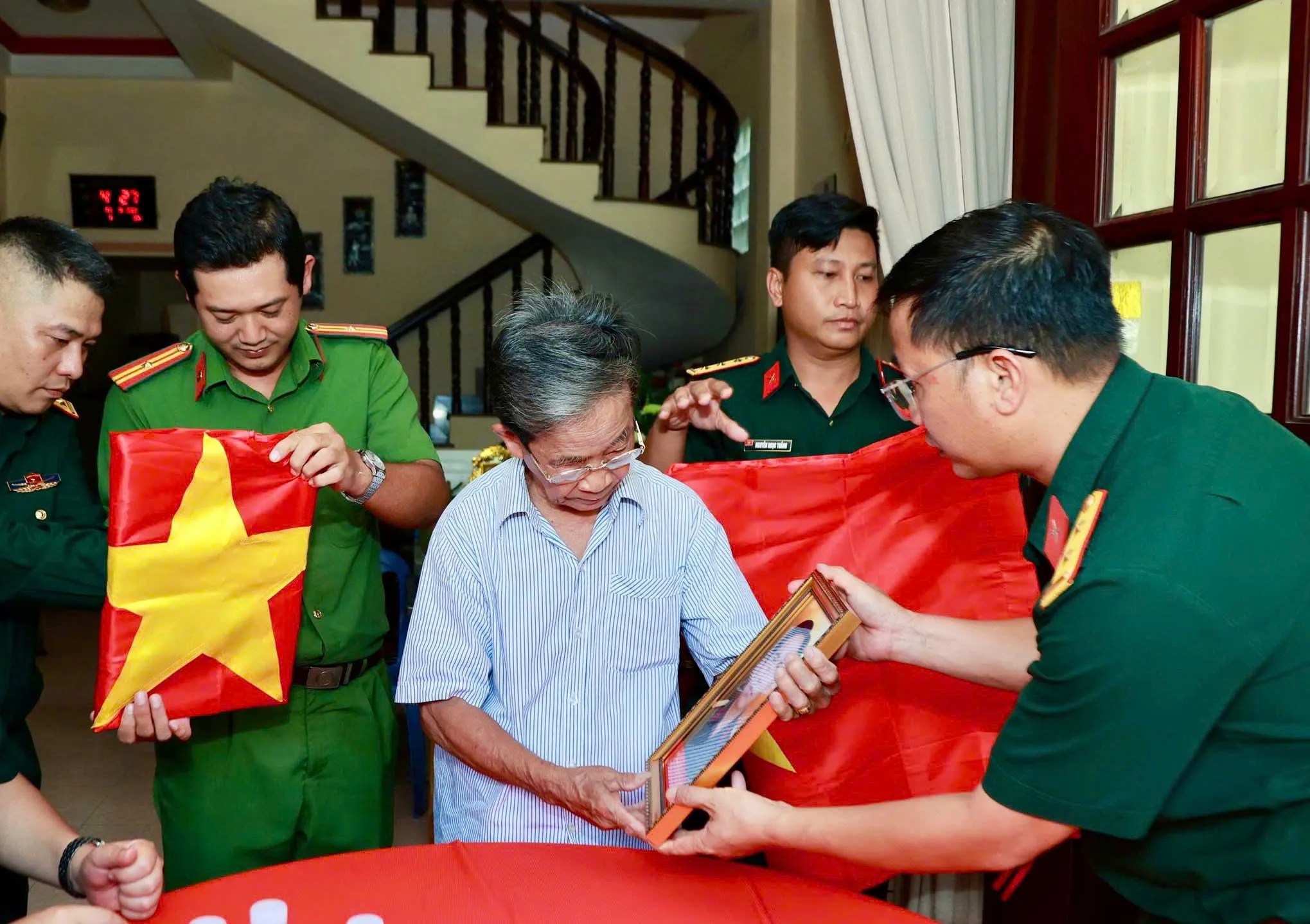Những bức di ảnh đưa liệt sĩ trở về với người thân- Ảnh 4.