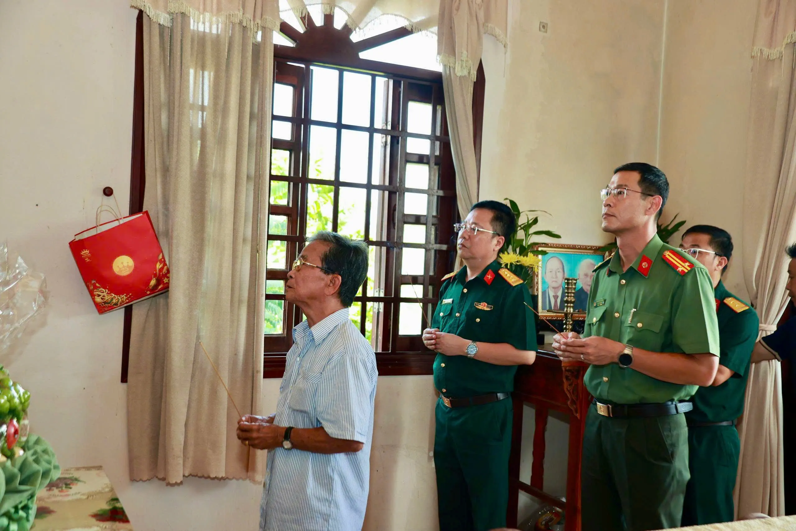 Những bức di ảnh đưa liệt sĩ trở về với người thân- Ảnh 3. Những bức di ảnh đưa liệt sĩ trở về với người thân- Ảnh 3.