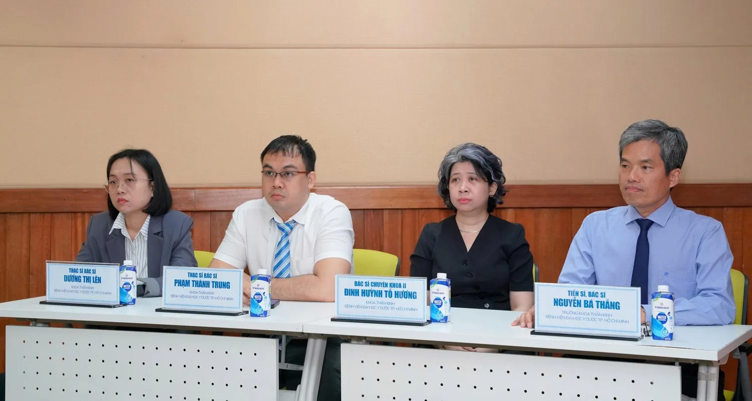 Các bác sĩ Khoa Thần kinh tham gia tư vấn tại chương trình