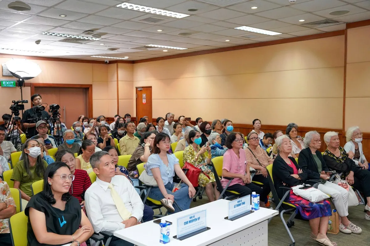 Đông đảo người bệnh và người thân theo dõi chương trình
