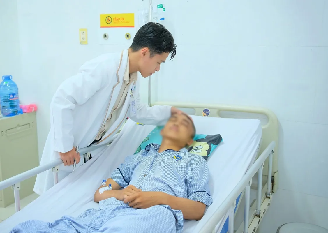Hình ảnh bác sĩ thăm khám 1