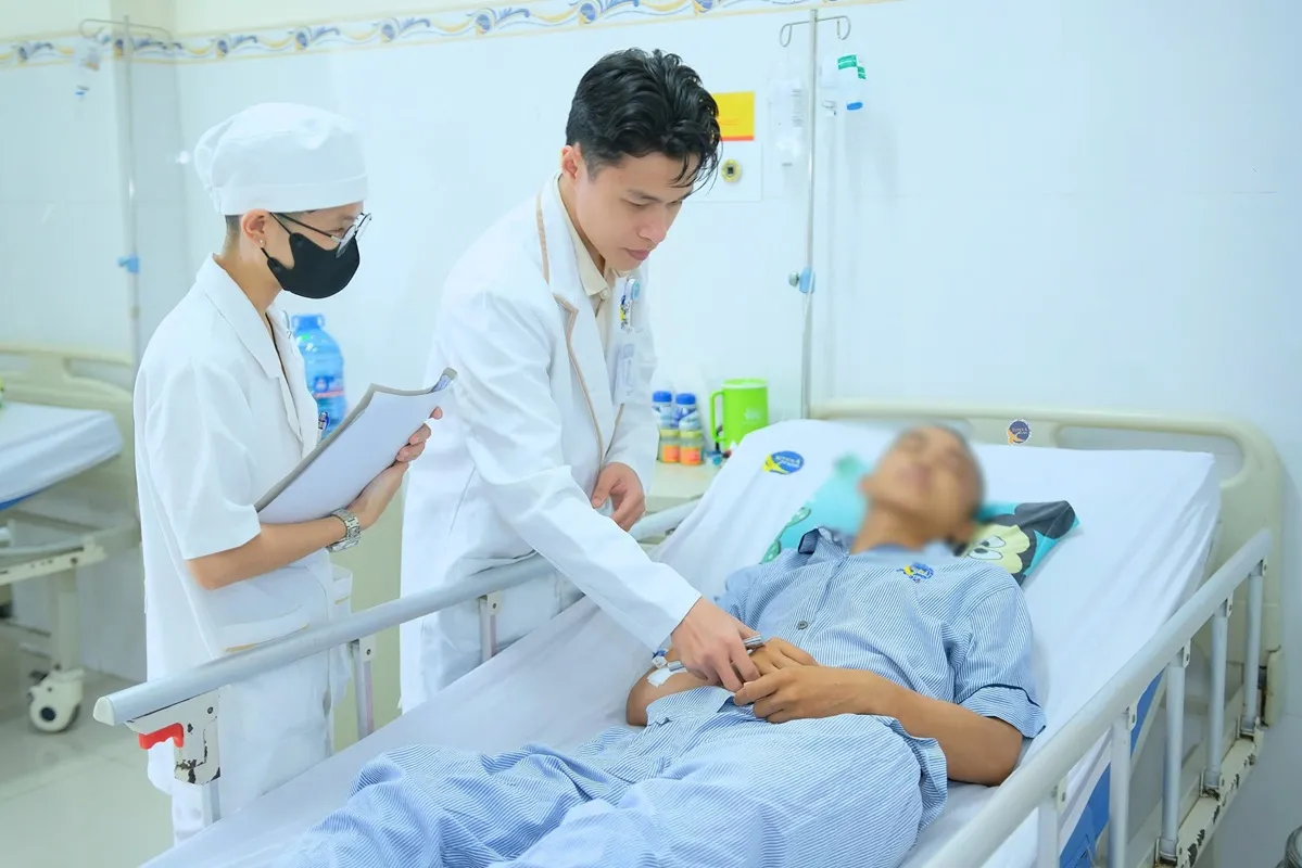 Hình ảnh bác sĩ thăm khám 2