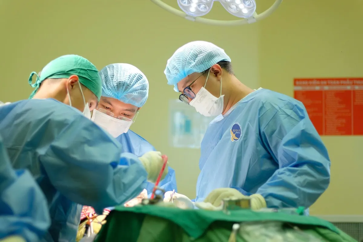 Hình ảnh ekip phẫu thuật 2