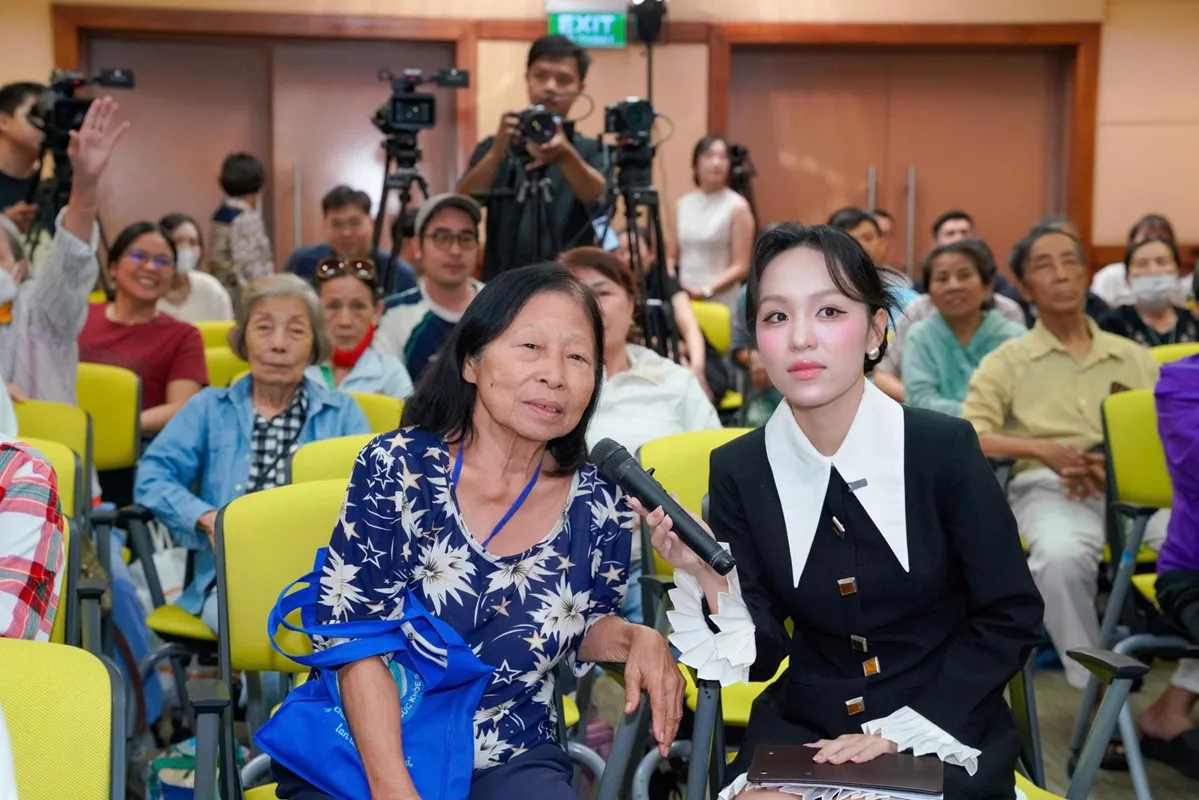 Người bệnh trực tiếp đặt câu hỏi với các bác sĩ