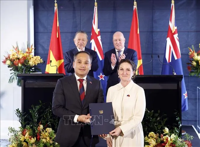 Tổng Bí thư, Chủ tịch nước Tô Lâm và Thủ tướng New Zealand Christopher Luxon chứng kiến trao văn kiện hợp tác giữa hai nước. Ảnh: Thống Nhất/TTXVN