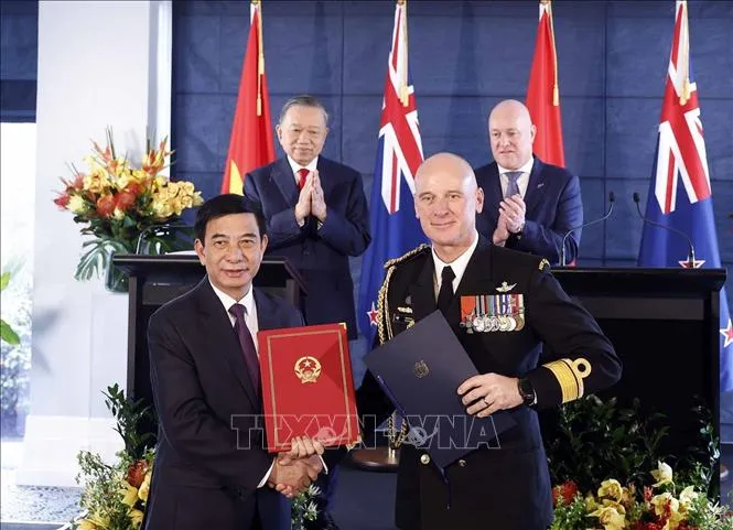 Tổng Bí thư, Chủ tịch nước Tô Lâm và Thủ tướng New Zealand Christopher Luxon chứng kiến trao văn kiện hợp tác giữa hai nước. Ảnh: Thống Nhất/TTXVN