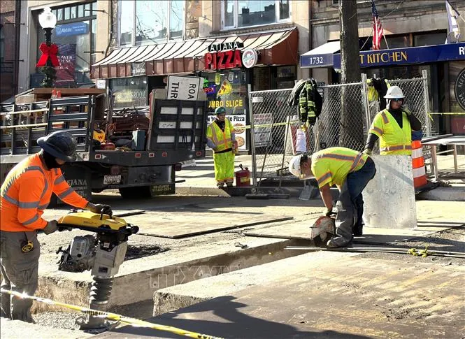 Công nhân sửa đường trên một tuyến phố ở thủ đô Washington D.C. Ảnh: Ngọc Quang/TTXVN