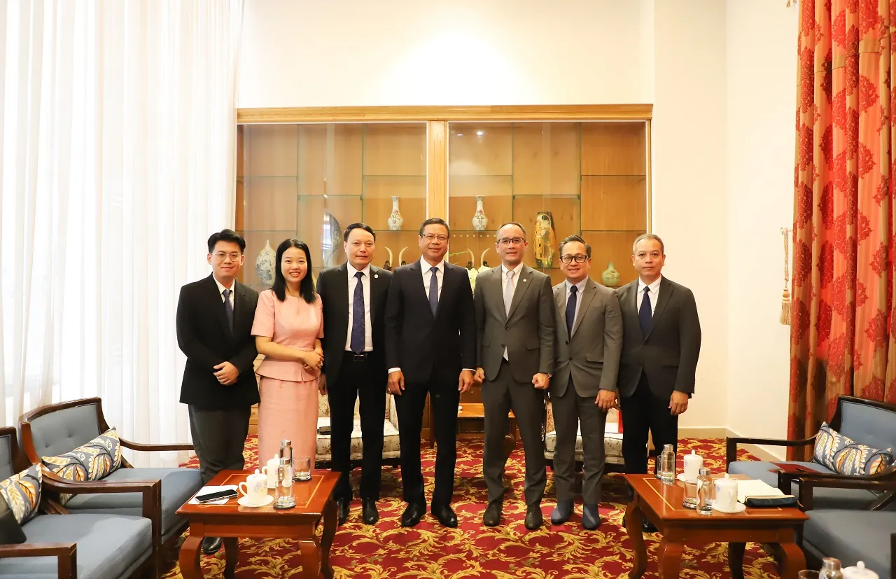 Các đại biểu chụp ảnh lưu niệm