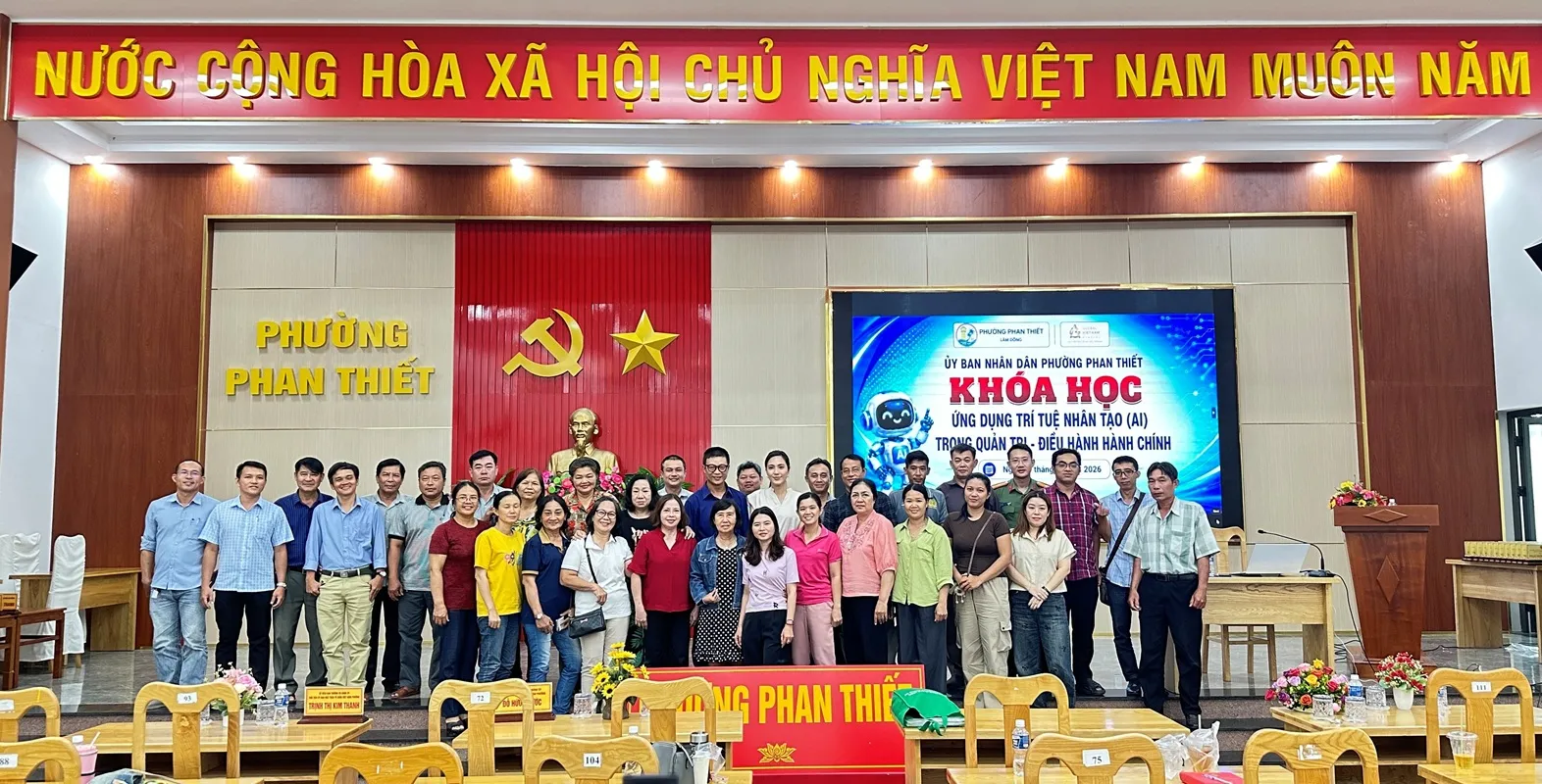 Cán bộ, công chức tham gia chương trình đào tạo ứng dụng AI tại Phường Phan Thiết 