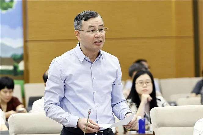 Bộ trưởng Bộ Tài chính Ngô Văn Tuấn trình bày báo cáo tiếp thu, giải trình và chỉnh lý các dự thảo (Ảnh: Doãn Tấn/TTXVN)
