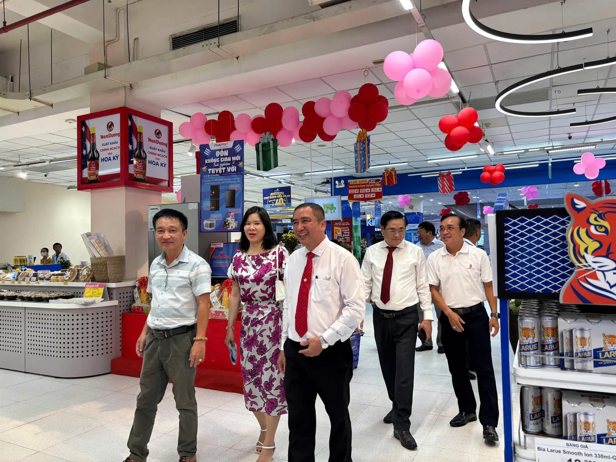 Đại biểu tham quan không gian mua sắm mới tại Co.opmart Đà Nẵng