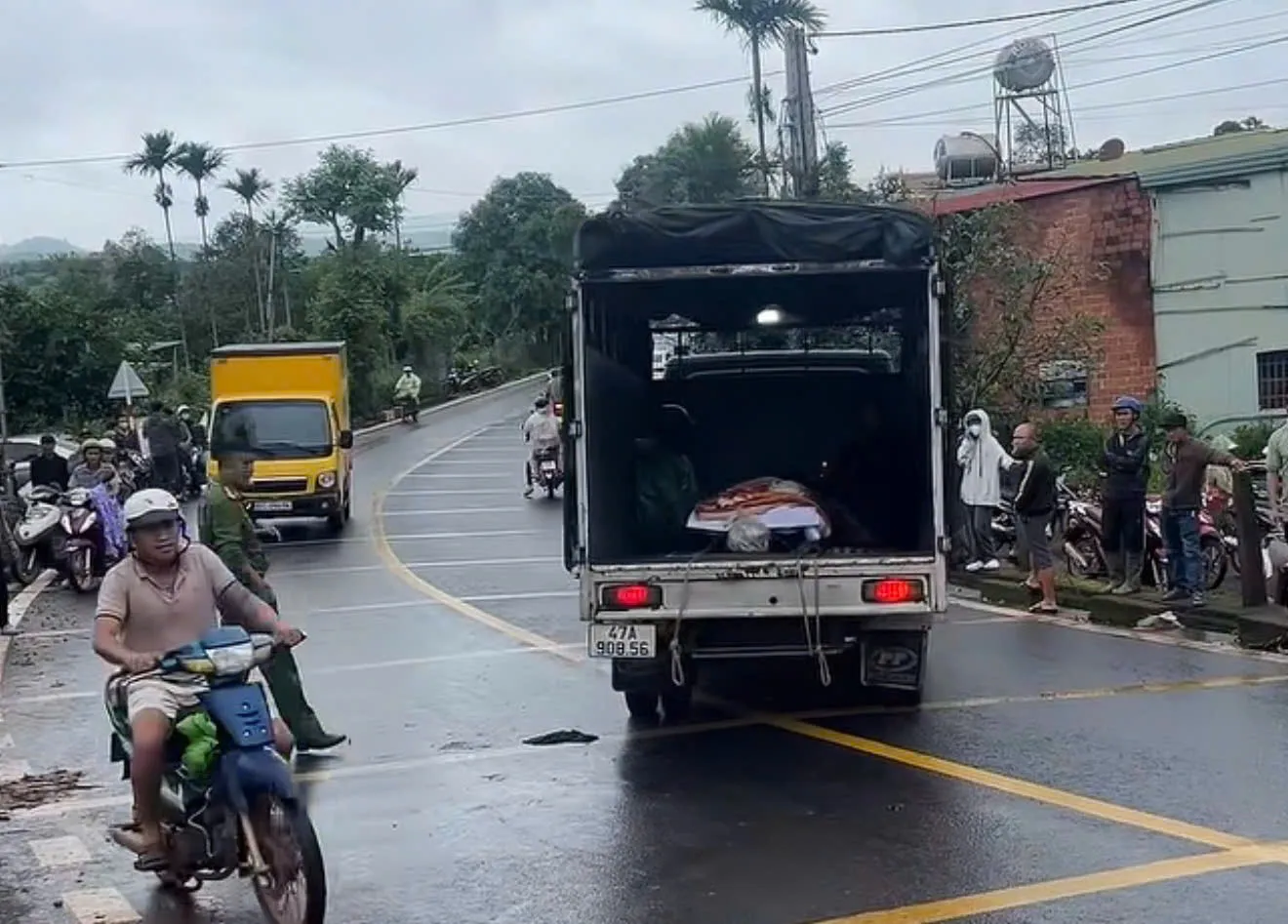 Gia đình lo hậu sự cho nữ nhân viên thư viện nghi bị đồng nghiệp sát hại - Người dân cung cấp