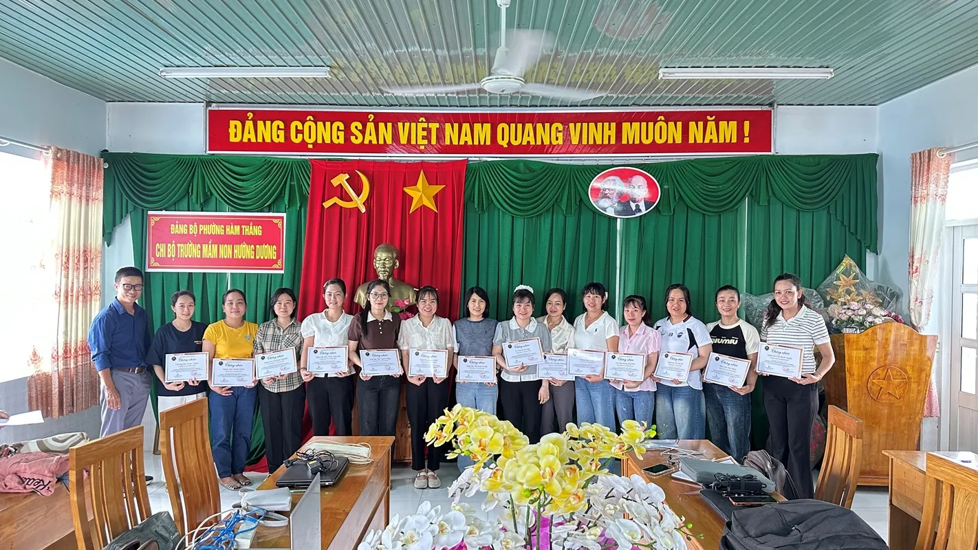 Giáo viên Trường Mầm non Hướng Dương Hàm Thắng nhận giấy chứng nhận sau khóa đào tạo AI 