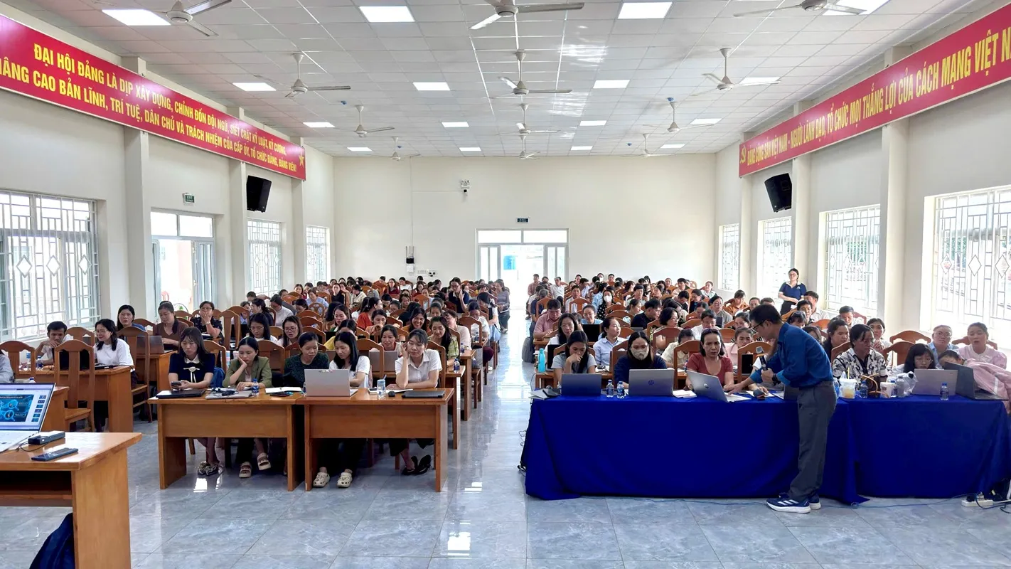 Hơn 200 giáo viên từ nhiều trường tại phường Mũi Né cùng tham gia đào tạo AI 