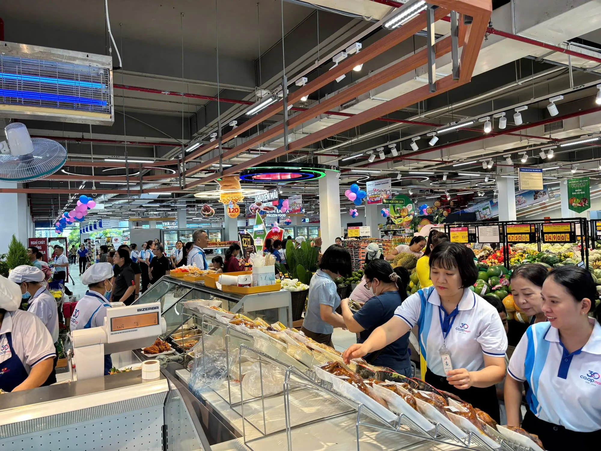 Khu vực chế biến nấu chín đầy ắp đa dạng món ngon an toàn vệ sinh thực phẩm giá cả phải chăng tại Co.opmart Đà Nẵng