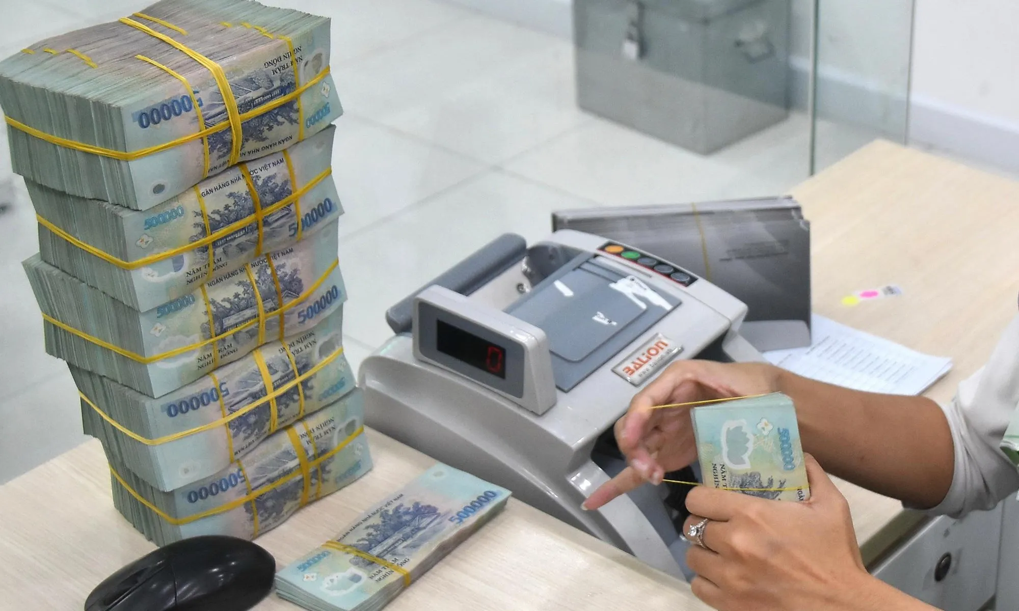 Lãi suất ngân hàng đồng loạt hạ nhiệt