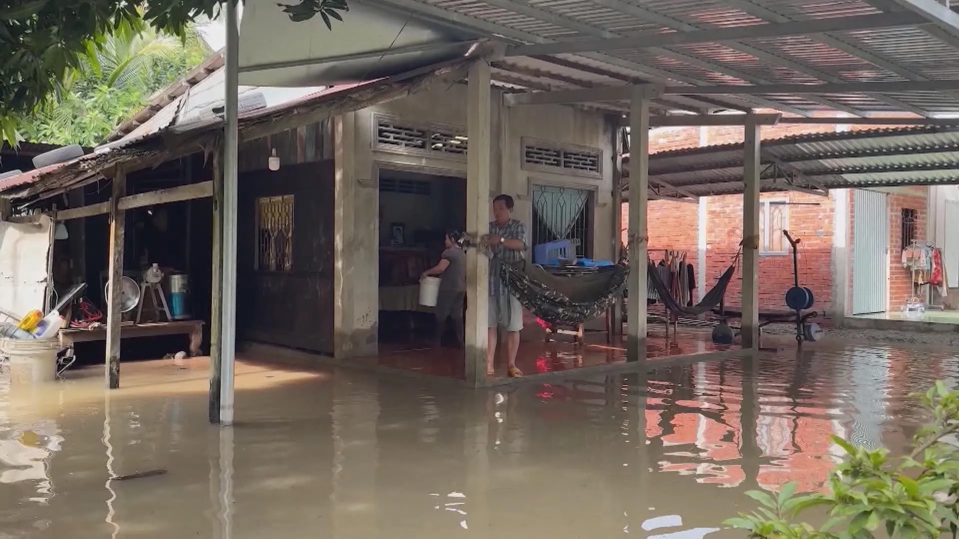 Ngập lụt và các biện pháp ứng phó của các địa phương tại TP. Hồ Chí Minh - Ảnh HTV