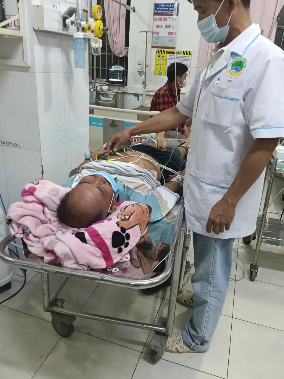 Nhỏ thuốc mắt, bệnh nhân nguy kịch (2)