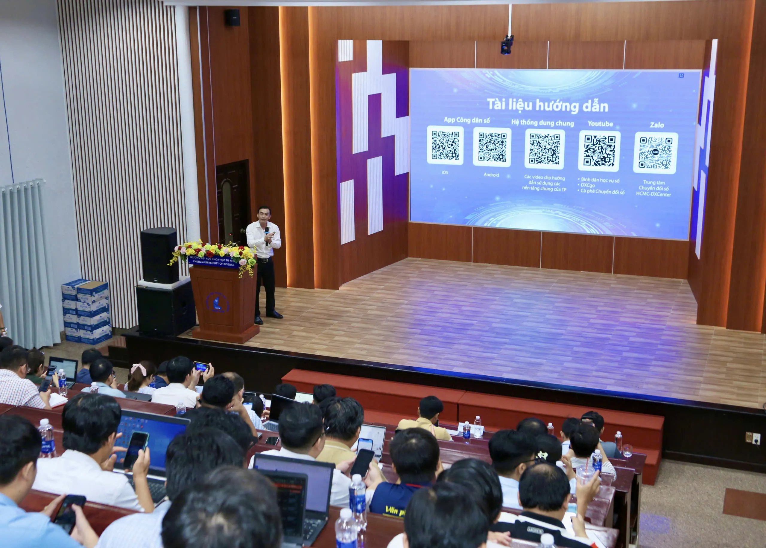 Ông Nguyễn Hữu Yên, Phó Giám đốc Sở Khoa học và Công nghệ hướng dẫn cách down các tài liệu sử dụng cho chương trình tập huấn - Ảnh Bá Nam