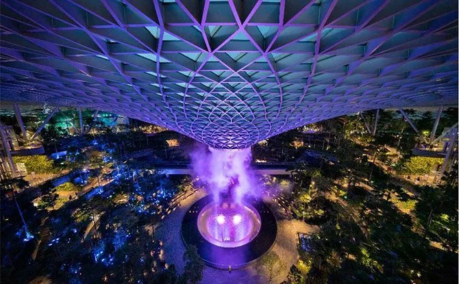 Rain Vortex nổi bật giữa không gian xanh của Jewel Changi Airport