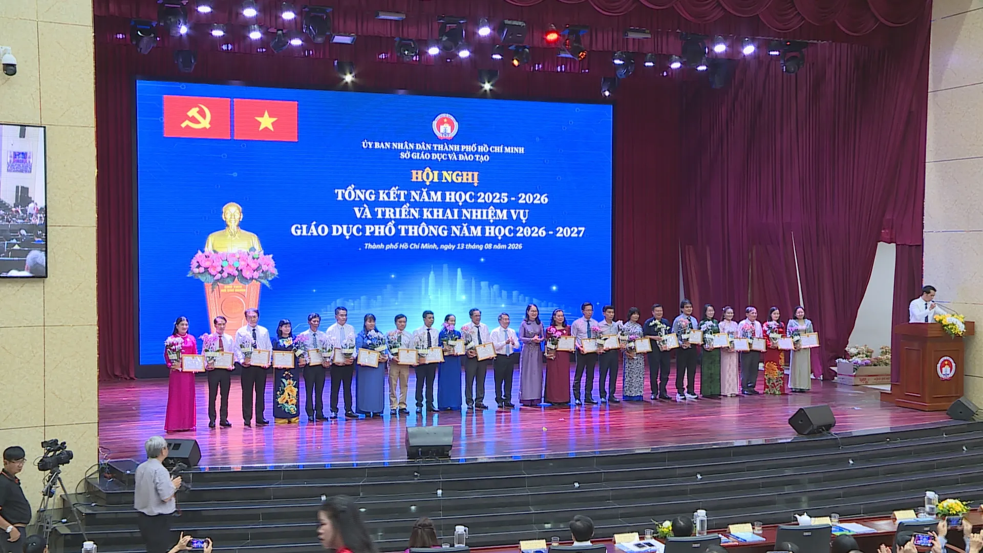 Sở Giáo dục và Đào tạo TP. Hồ Chí Minh trao bằng khen cho tập thể, cá nhân có thành tích xuất sắc trong công tác giáo dục phổ thông năm học 2025 - 2026