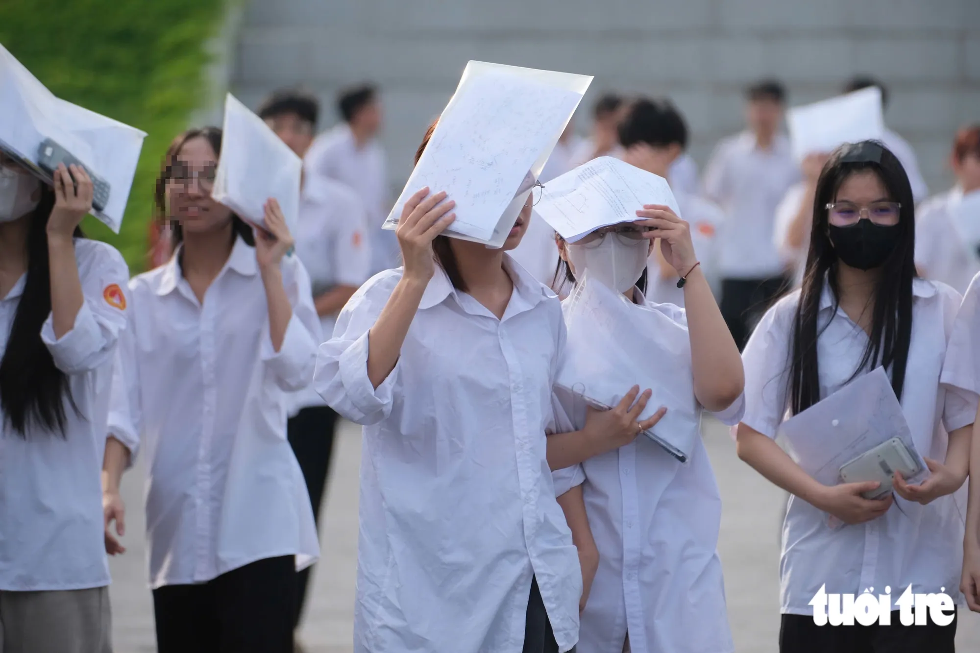 Thí sinh ra về sau giờ thi toán chiều 14-8