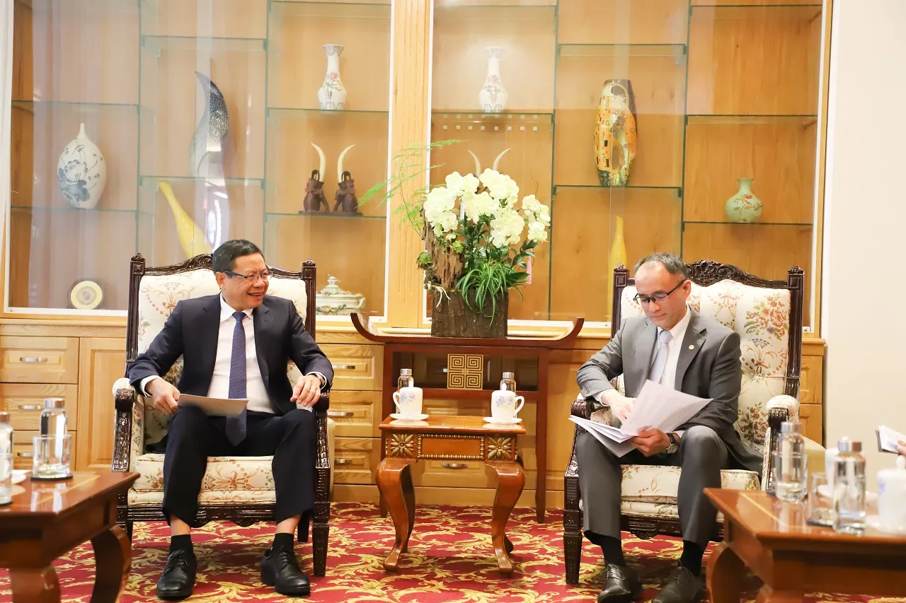 Thứ trưởng Bộ Khoa học và Công nghệ Lê Xuân Định bên trái tiếp xã giao Ngài Tổng thư ký Indra Pradana Singawinata APO