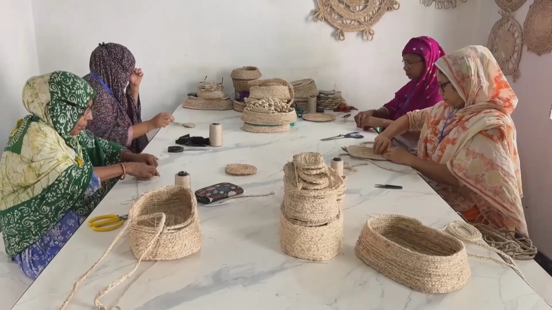 Bangladesh: Xu hướng tận dụng thân chuối làm sợi dệt - Ảnh 2. Bangladesh: Xu hướng tận dụng thân chuối làm sợi dệt - Ảnh 2.
