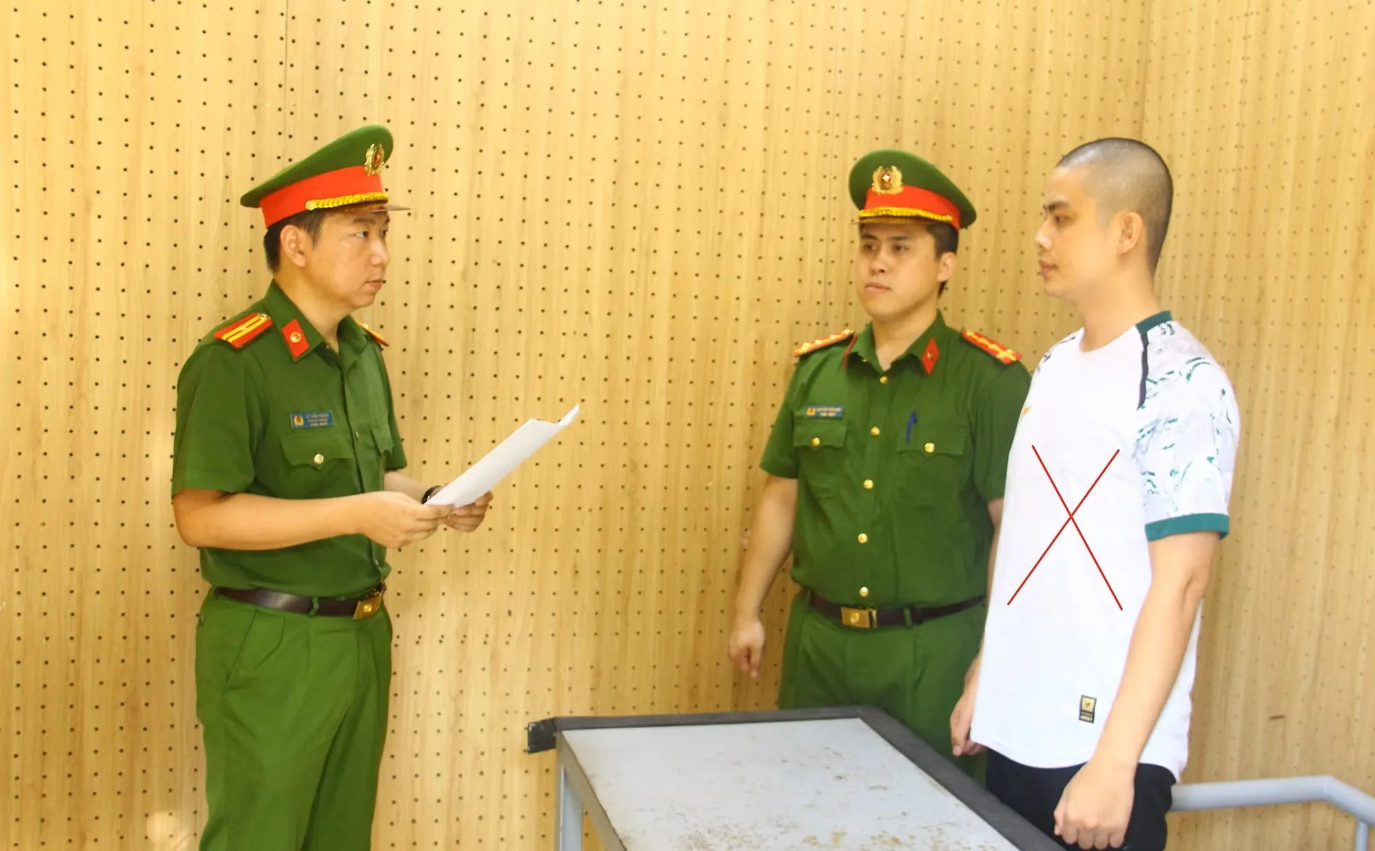 Cơ quan CSĐT Công an tỉnh Sơn La thi hành các quyết định tố tụng đối với Quàng Văn Tân - Ảnh: CAND