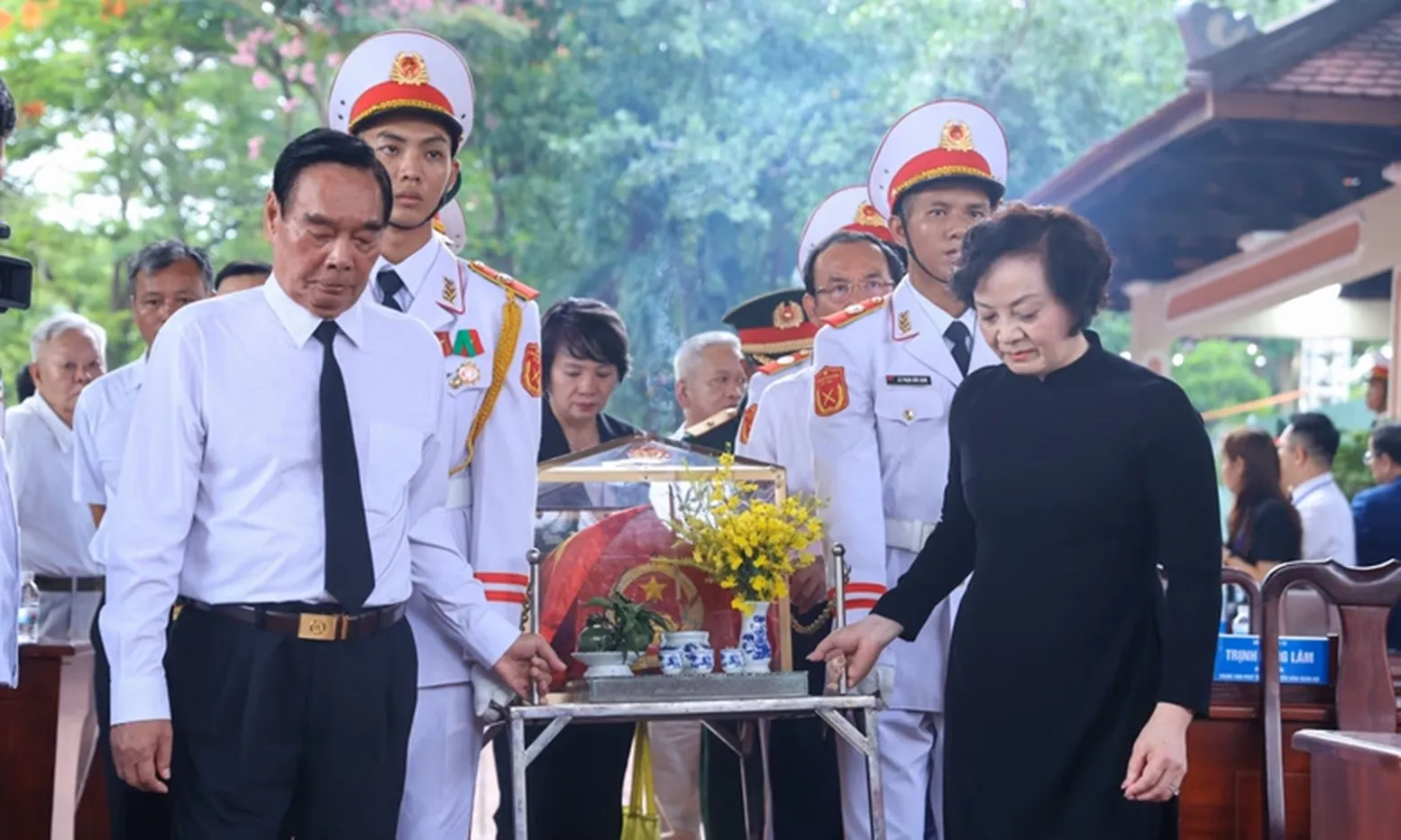 Phó Thủ tướng Phạm Thị Thanh Trà cùng các đại biểu thực hiện nghi thức quy tập, di chuyển HCLS vào nhà quàn tại Công viên Lê Thị Riêng (TP. Hồ Chí Minh) ngày 6/7/2026 - Ảnh: Thu Giang