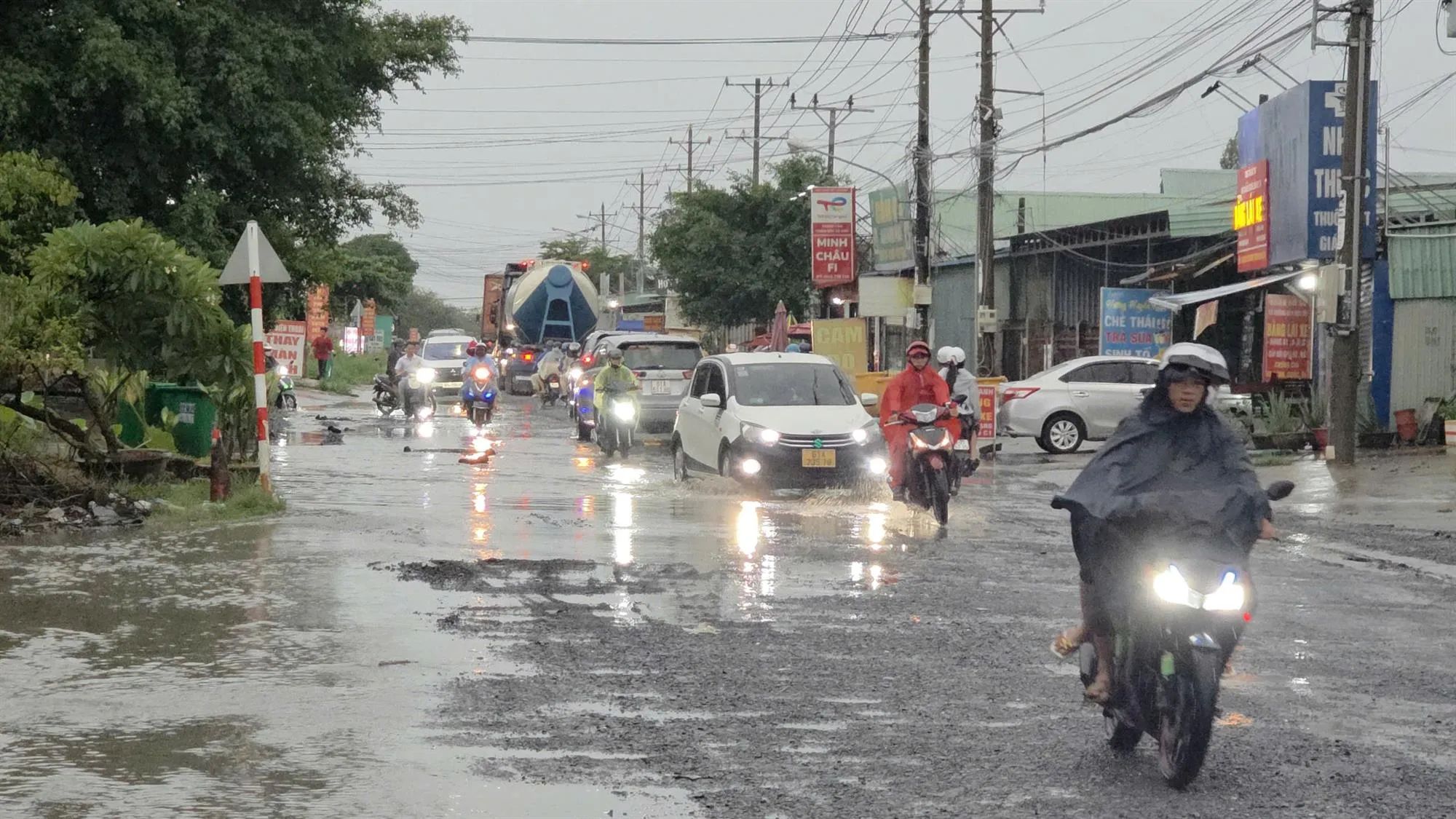 Mặt đường xuống cấp khiến việc đi lại của người dân gặp nhiều khó khăn, nhất là trong những ngày mưa.