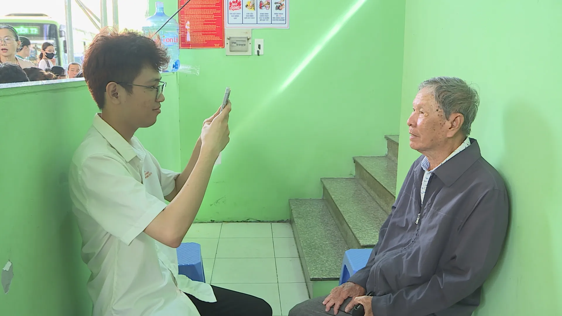 Mỗi ngày có khoảng 700-800 người đến đăng ký, chủ yếu là người cao tuổi và người thường xuyên đi xe buýt